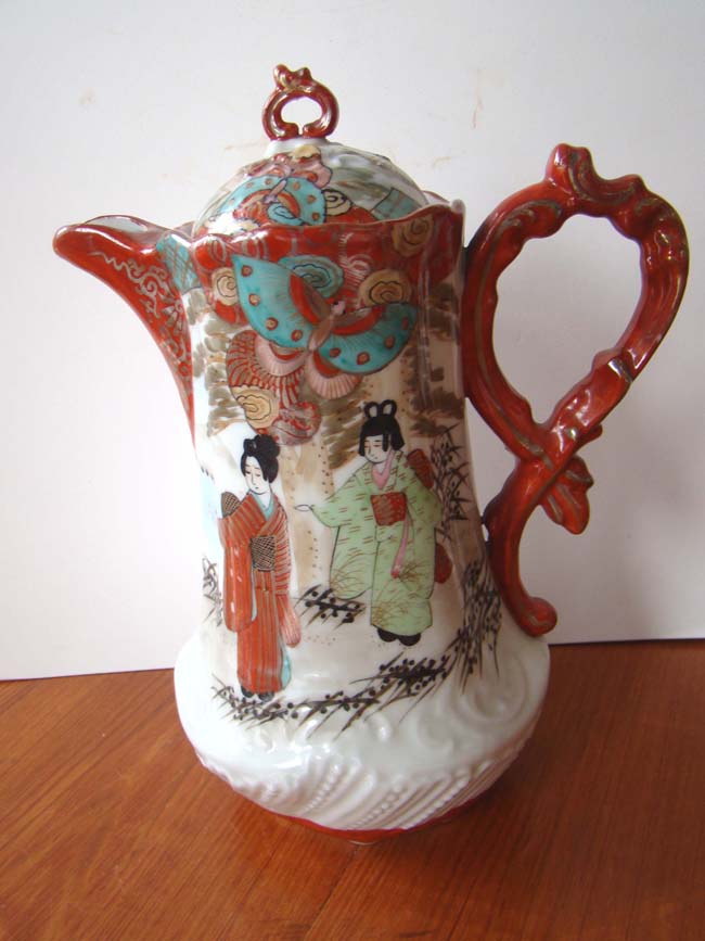 A beautiful 19th century Japanese porcelain coffee pot — image 2